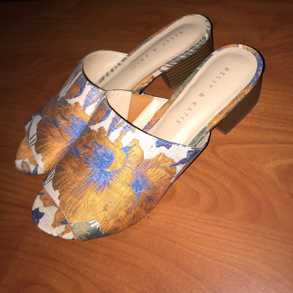 Size 7.5 peep toe mule